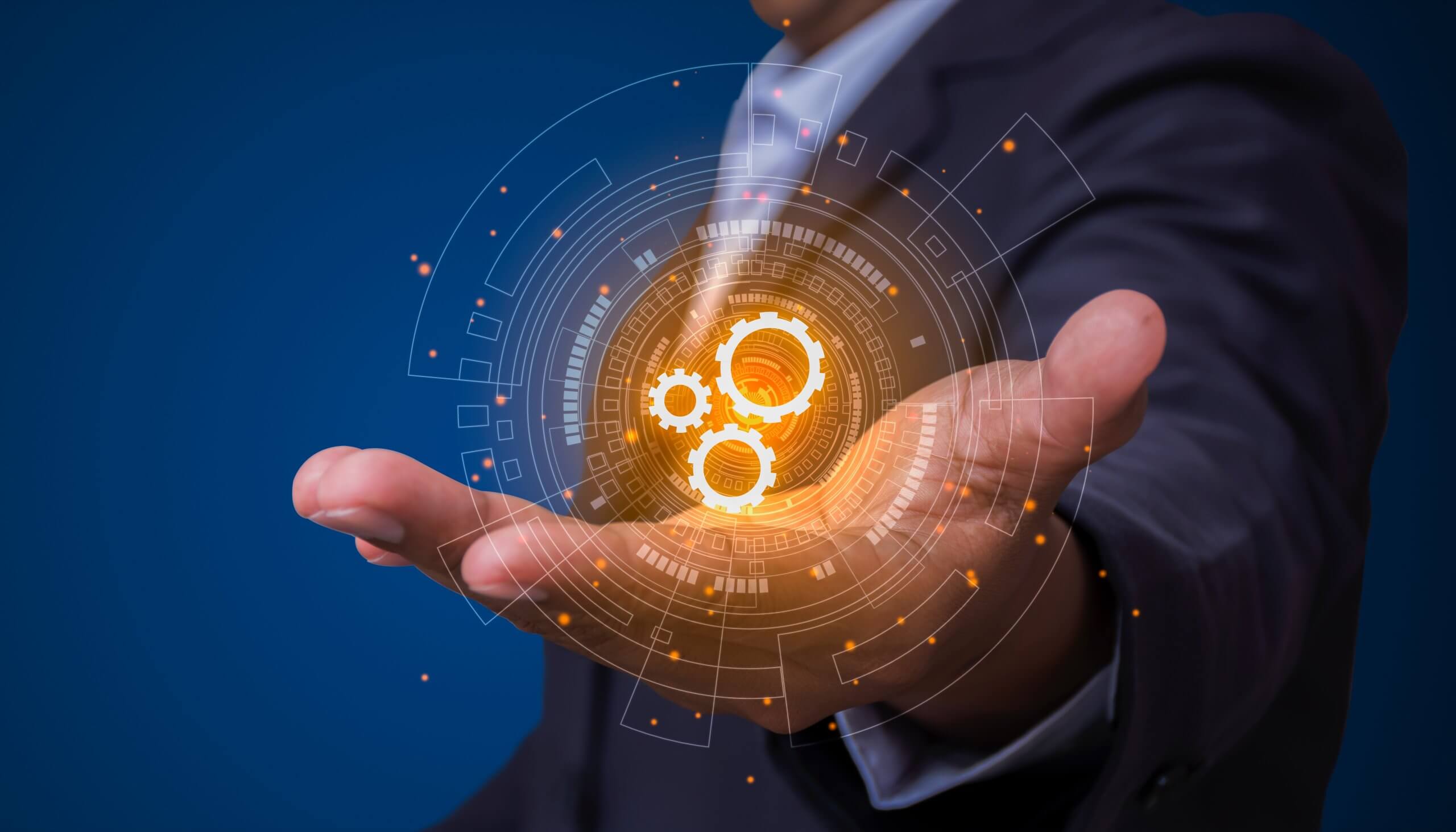 Person_hält_leuchtenden_Prozess_Workflow_hoch