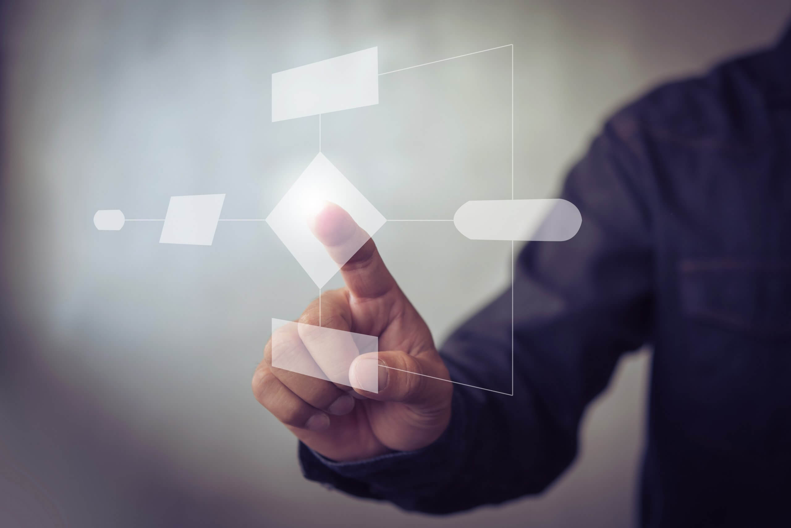 Person_berührt_virtuellen_Bildschirm_Automatisierung_und_Management_von_Workflows