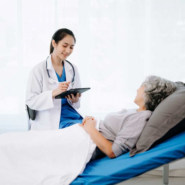 Ärztin spricht mit Patientin