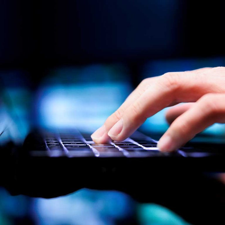 Person tippt auf Tastatur