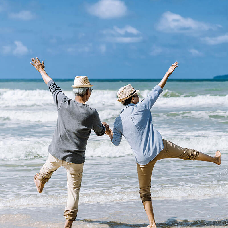 Zwei Menschen mit Hut am Strand