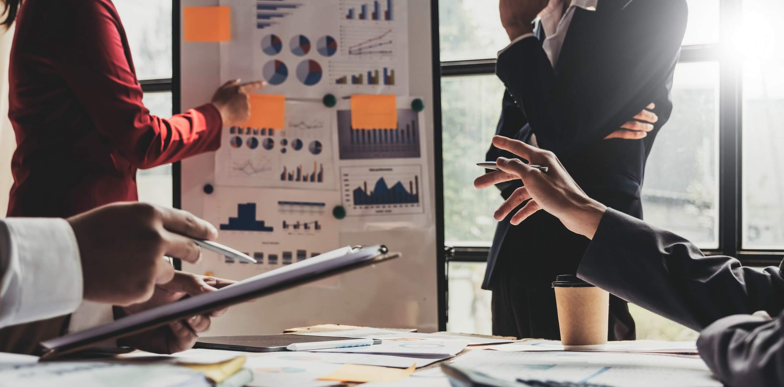 Mitarbeitende_analysieren_Prozesse_vor_Whiteboard